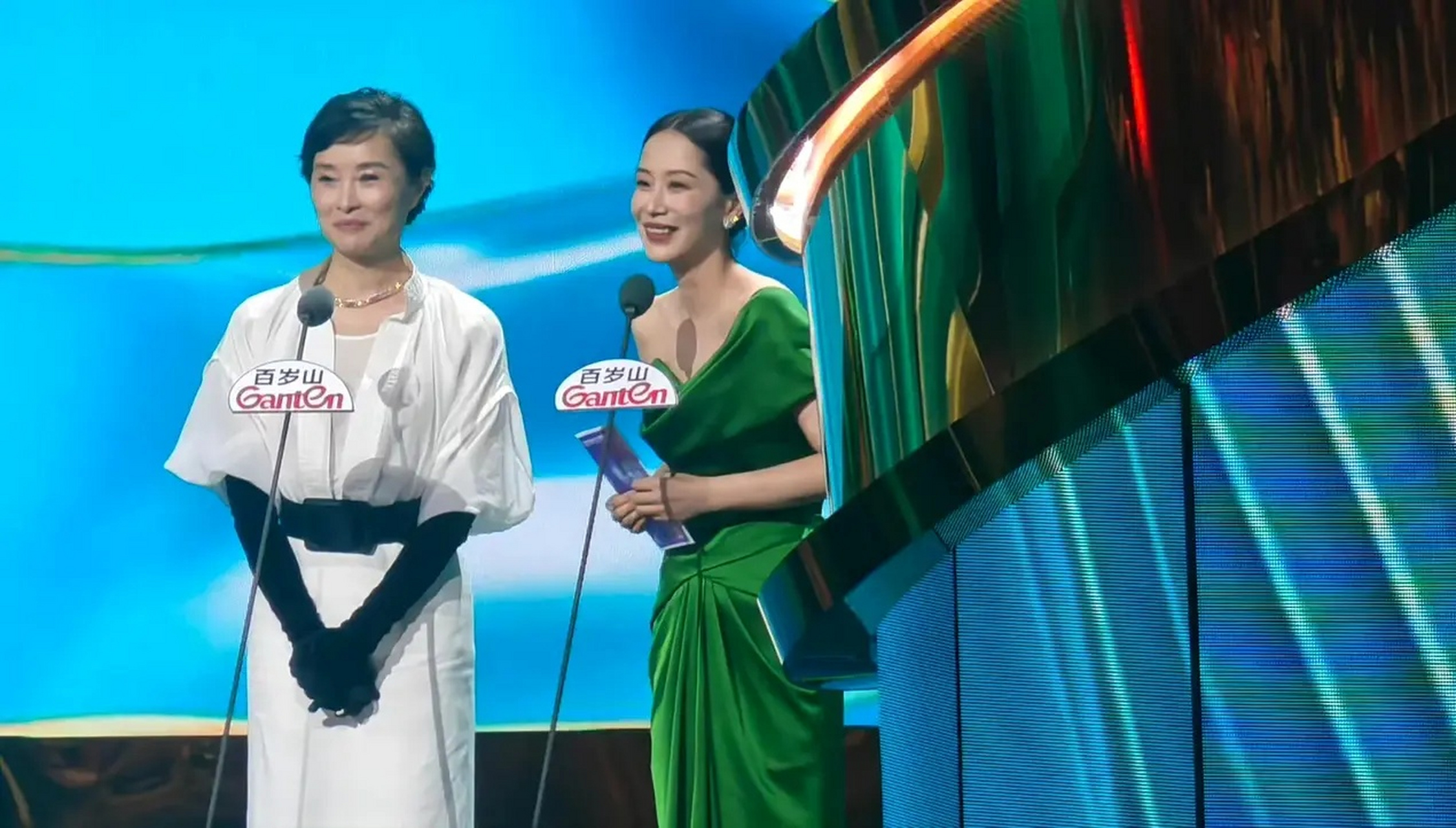 52岁的吴越和47岁的海清同台