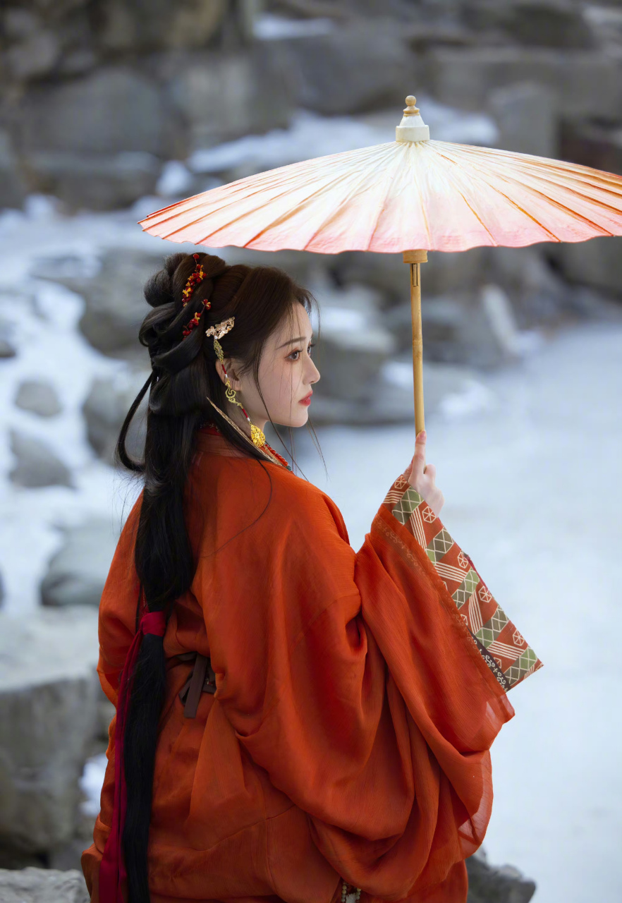 蒋依依,红色古装裙搭配油纸伞,太美啦!