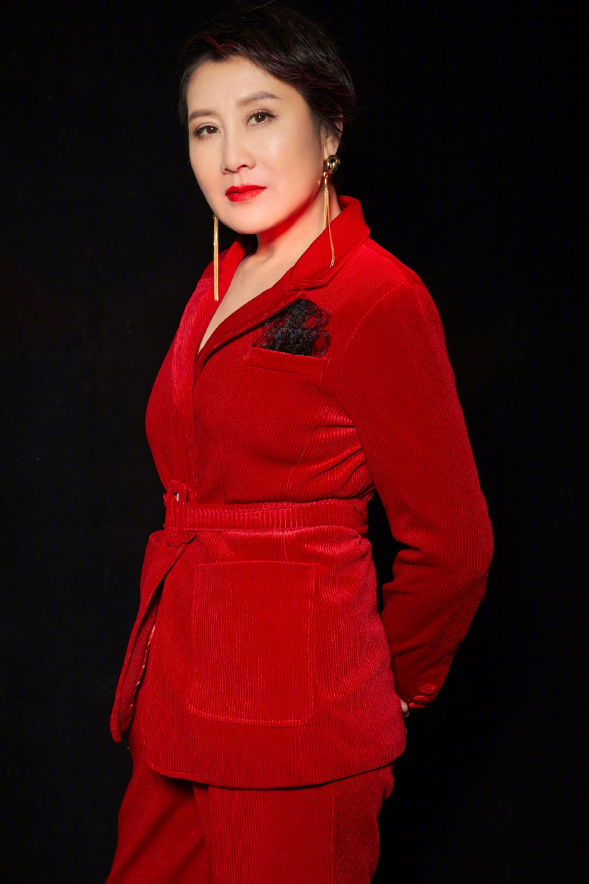 张凯丽红唇配红衣,鲜艳优雅有气场