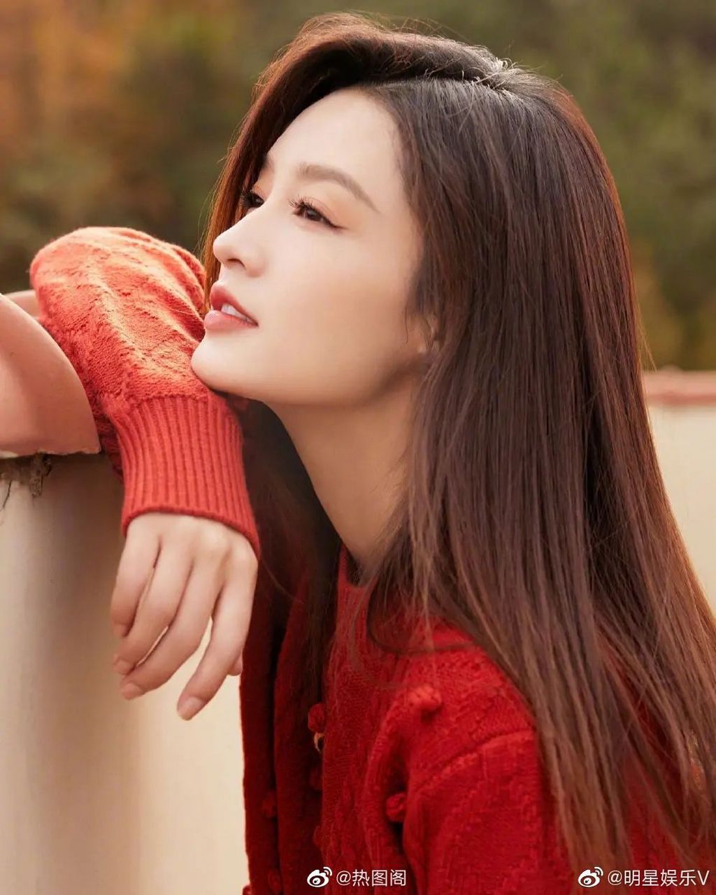 李沁# 红毛衣搭甜美的笑容,太温暖了!