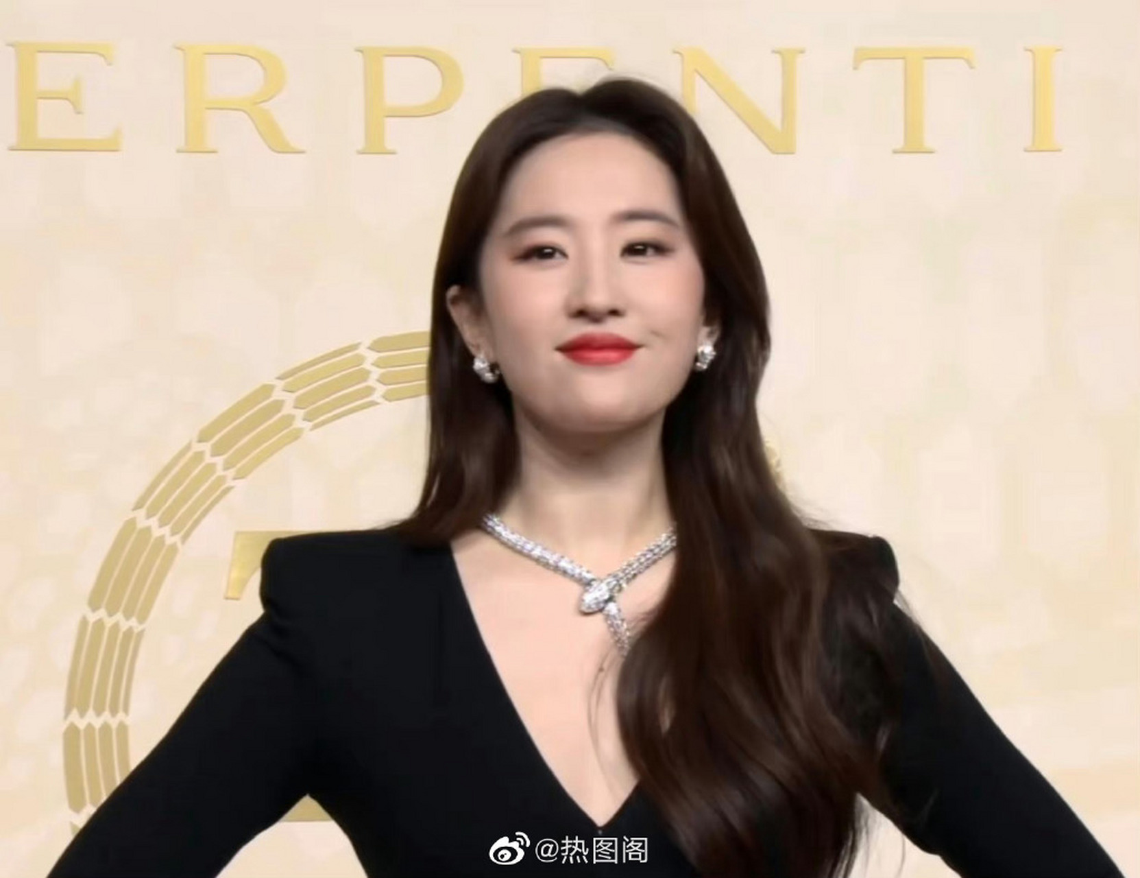 刘亦菲杨洋同框拥抱# 今天的刘亦菲:姐就是女王,自信放光芒95