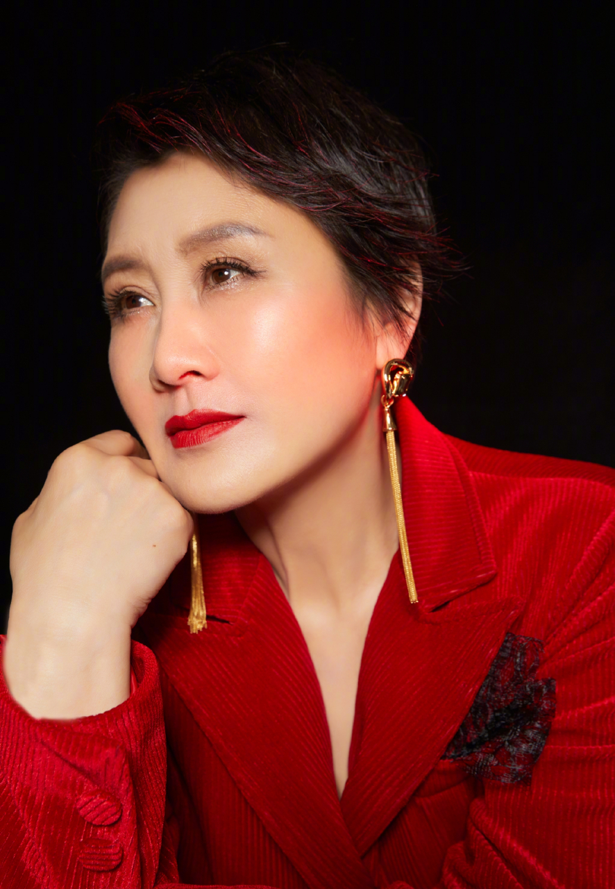 张凯丽红唇配红衣,鲜艳优雅有气场