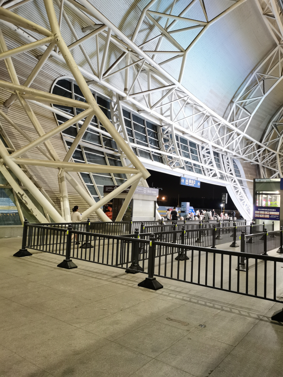 晚上10点钟的昆山南站,不愧是百强县之首,高铁几分钟一班!