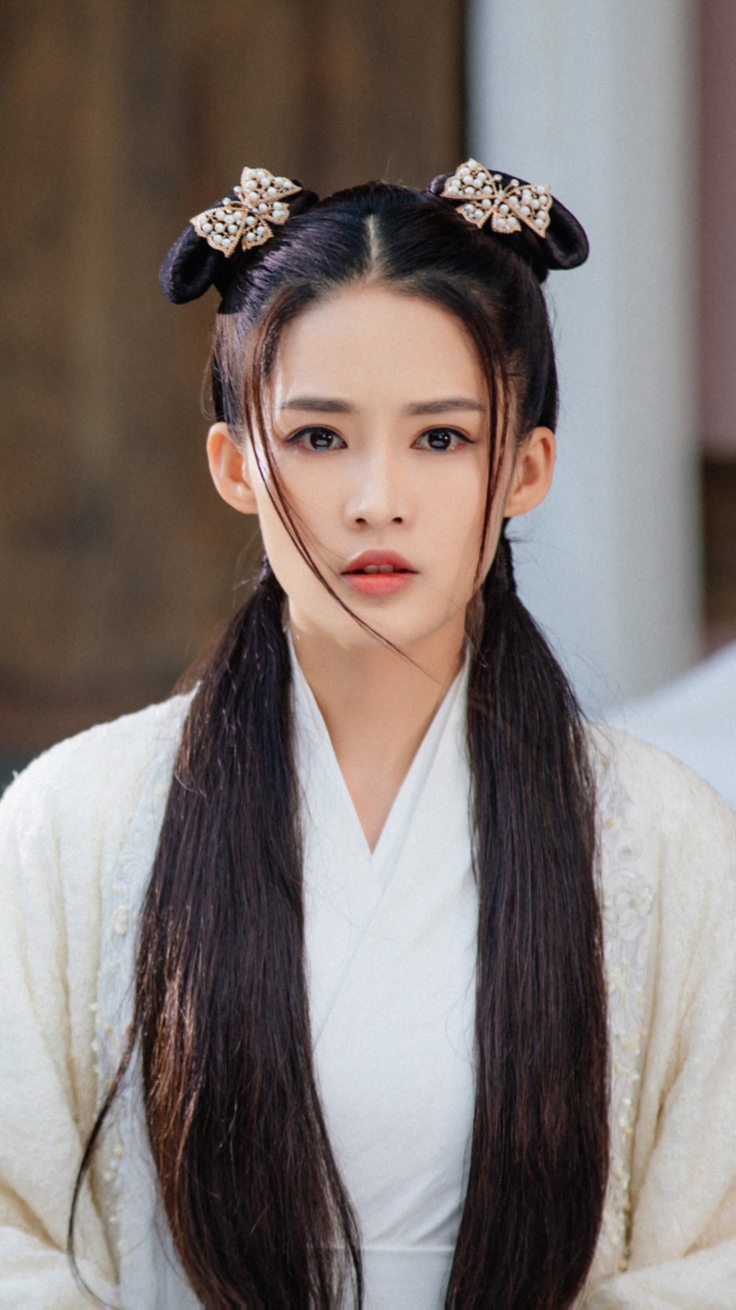 《狼殿下》李沁,感觉他还是更适合大气一点的妆造,虽然这一套也挺好看