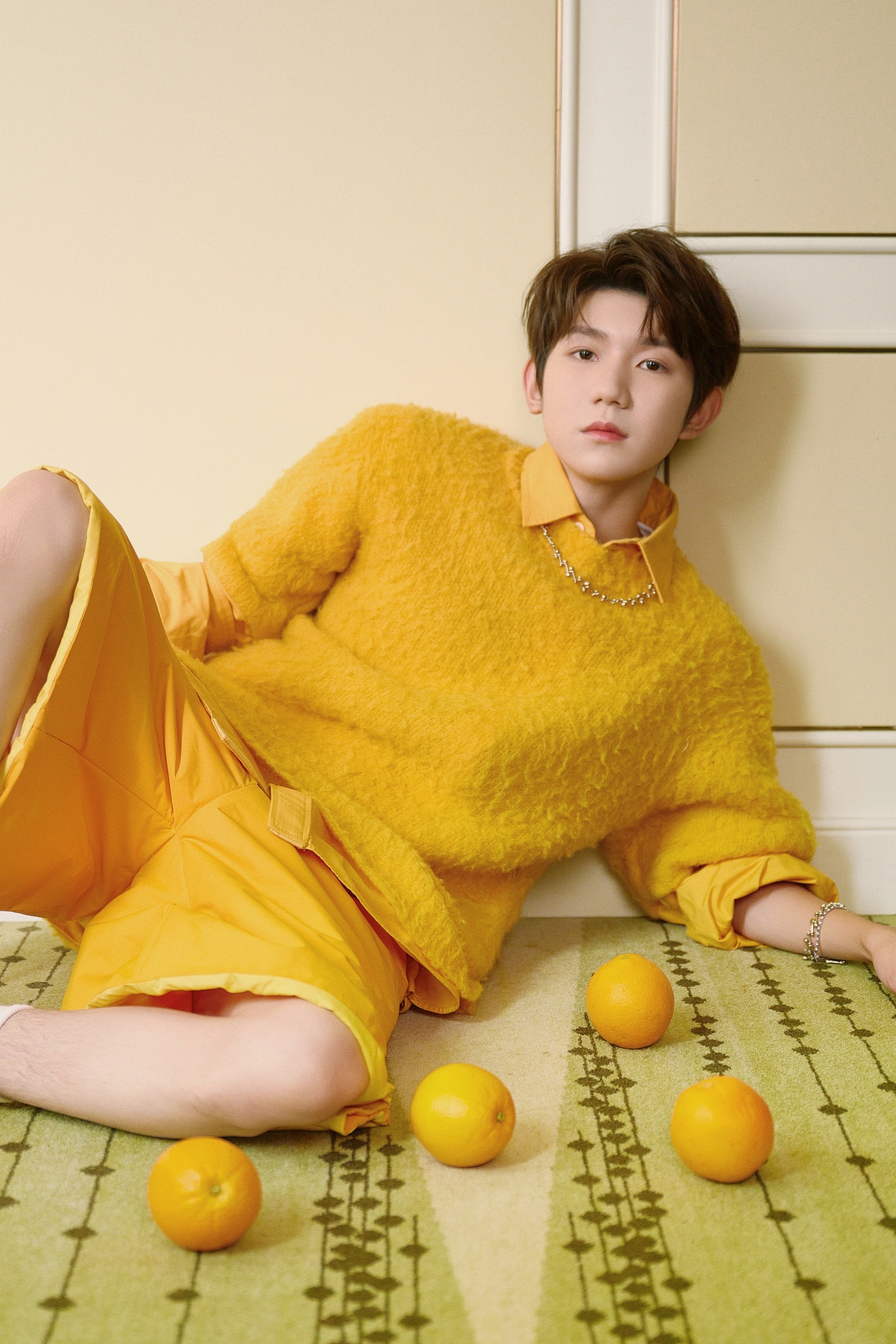 王源穿黄色真是可爱