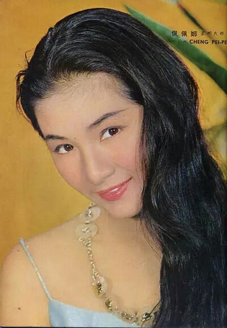 在90后眼中,她是真人秀《花儿与少年》中温暖睿智的"佩佩姐";对70