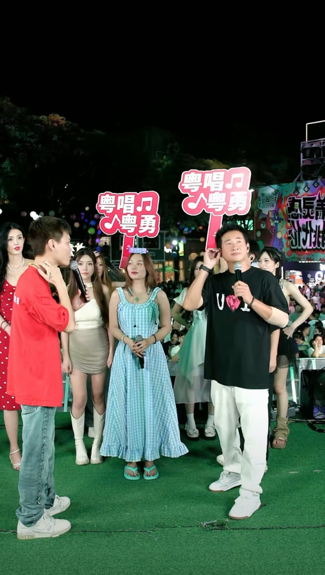 海鸣威不去开演唱会,也学起了网红搞户外直播了,当