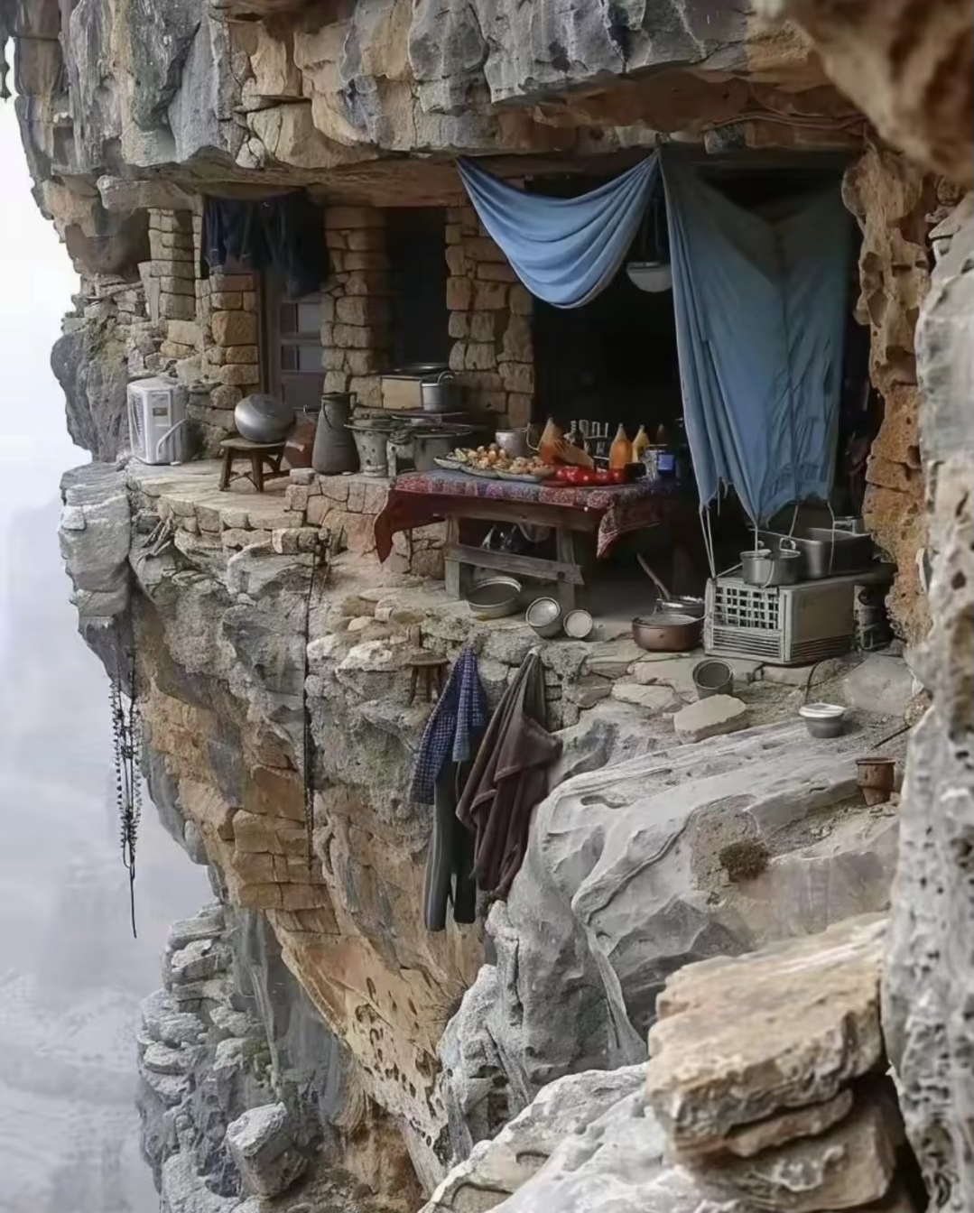 这座隐藏于悬崖绝壁中的居所,跟本找不到正常的道路可以进出.