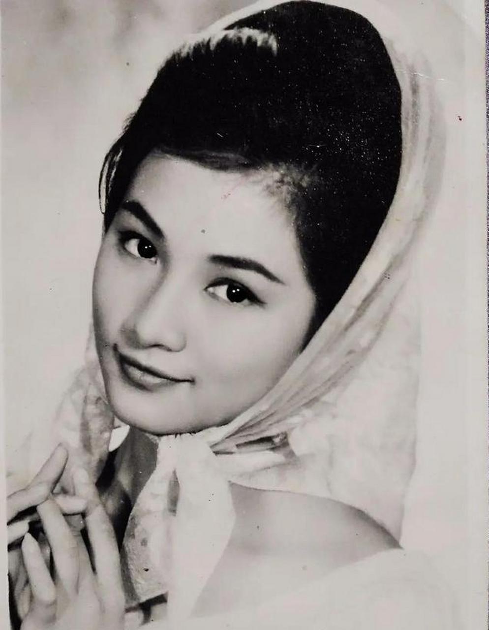 在90后眼中,她是真人秀《花儿与少年》中温暖睿智的"佩佩姐";对70