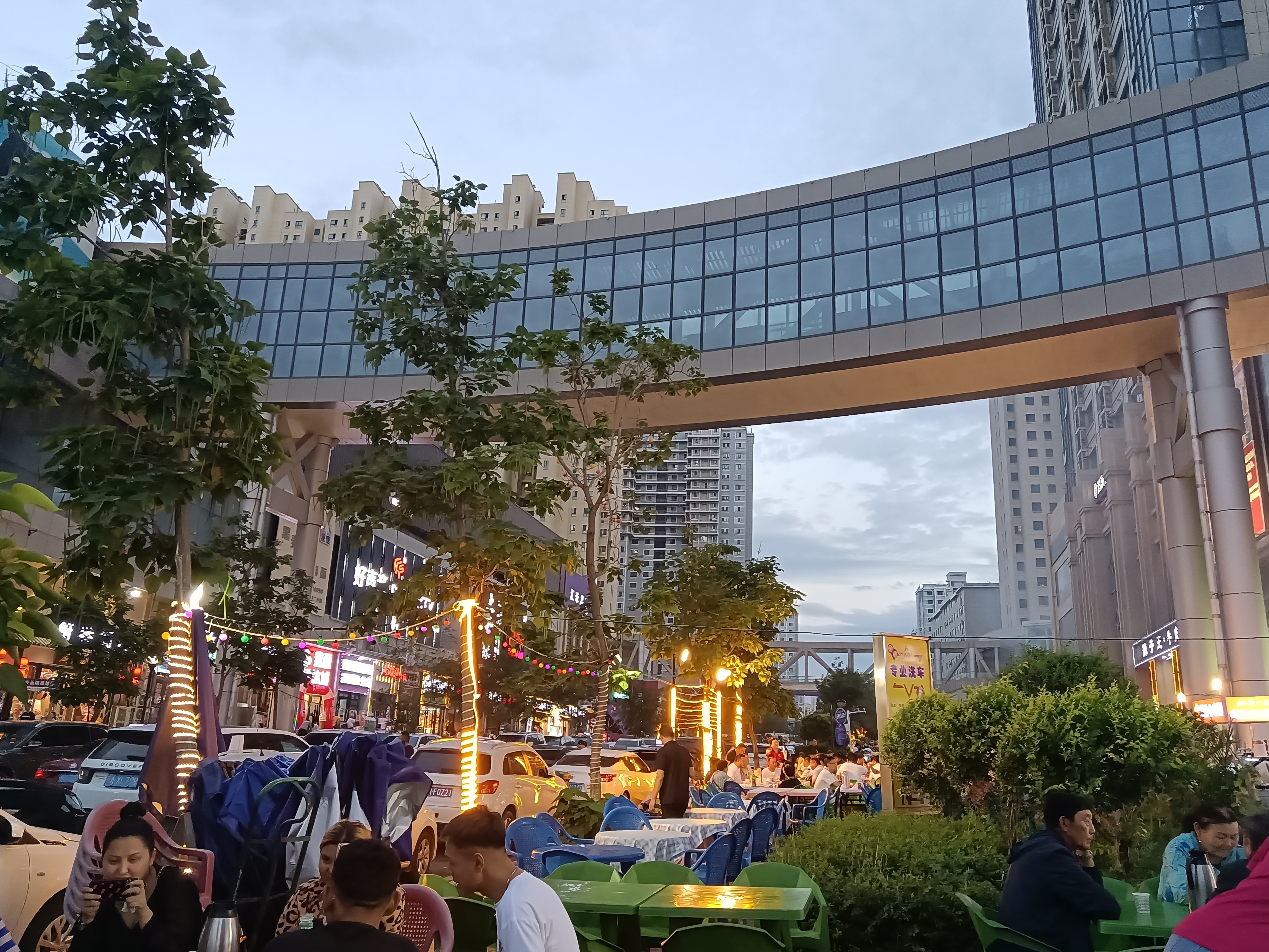 先到夜市简单吃点拌面和抓饭,一会去国际大巴扎去逛逛