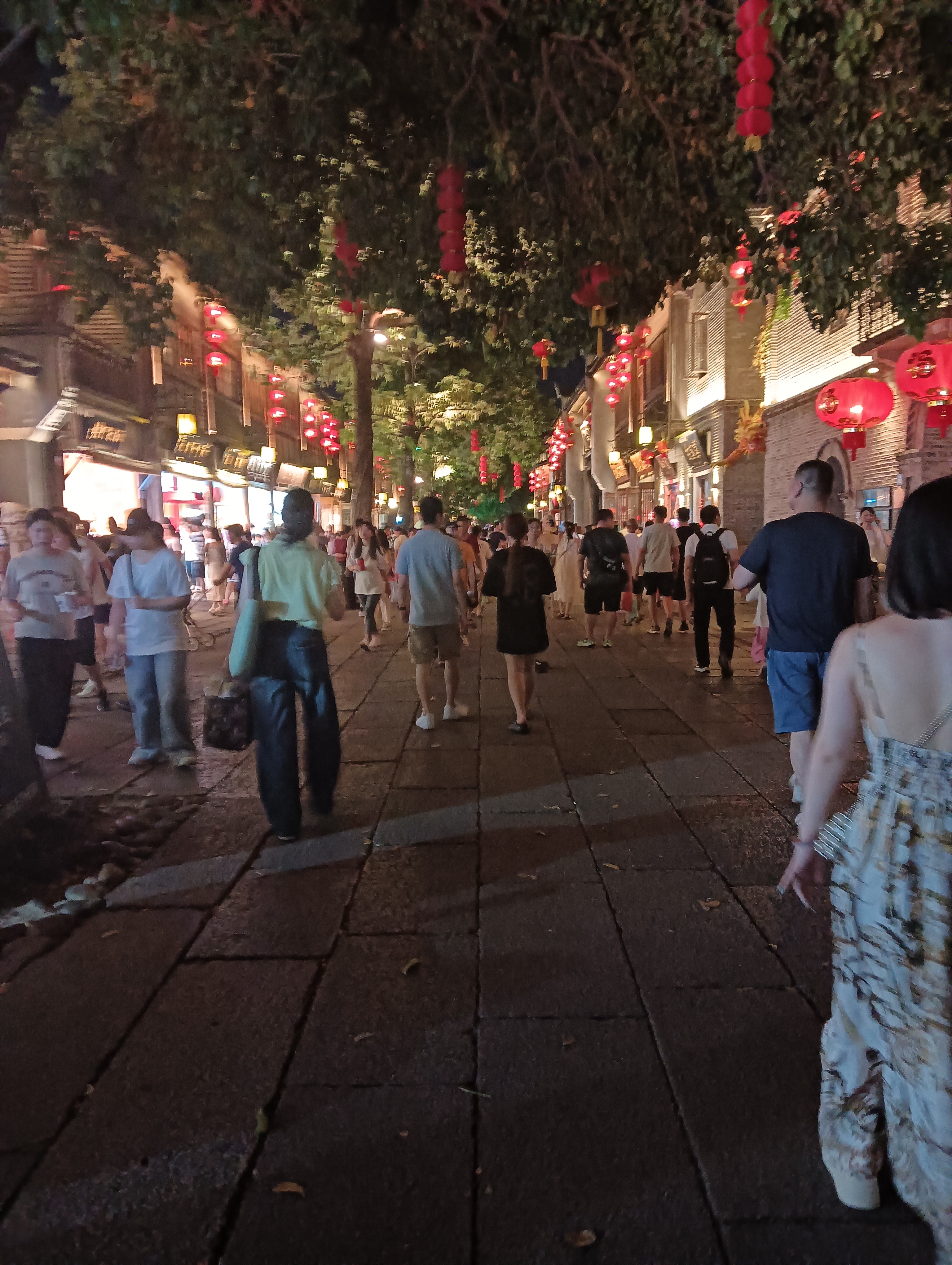 晚上21:00了,街上还是这么多人,我也是服了[吃瓜][吃瓜][吃瓜][哈欠]