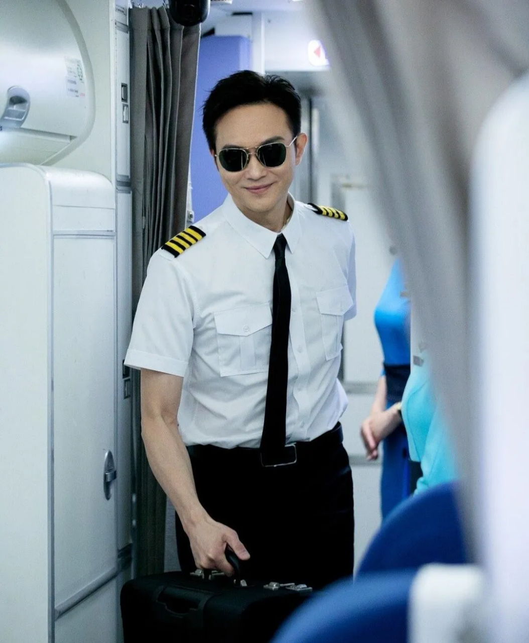 太帅了!52岁张智霖看起来只有25岁,颜值状态"冲上云霄".