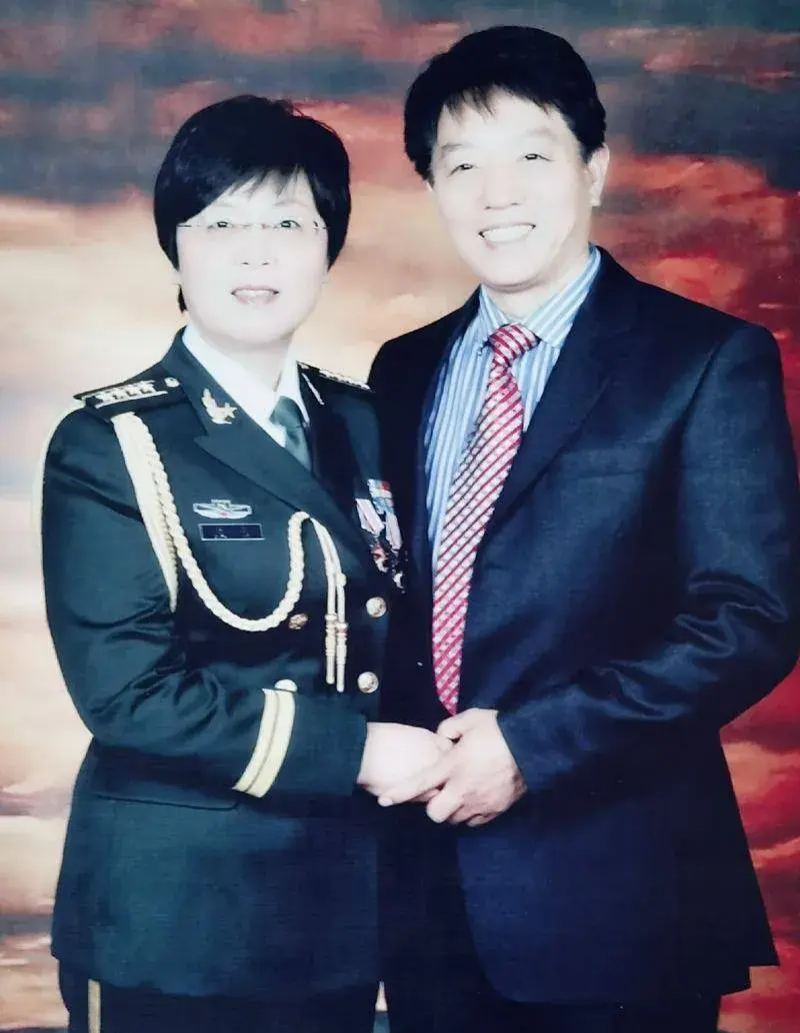 在回青岛火车上,她爱上一个35岁的憨厚男人