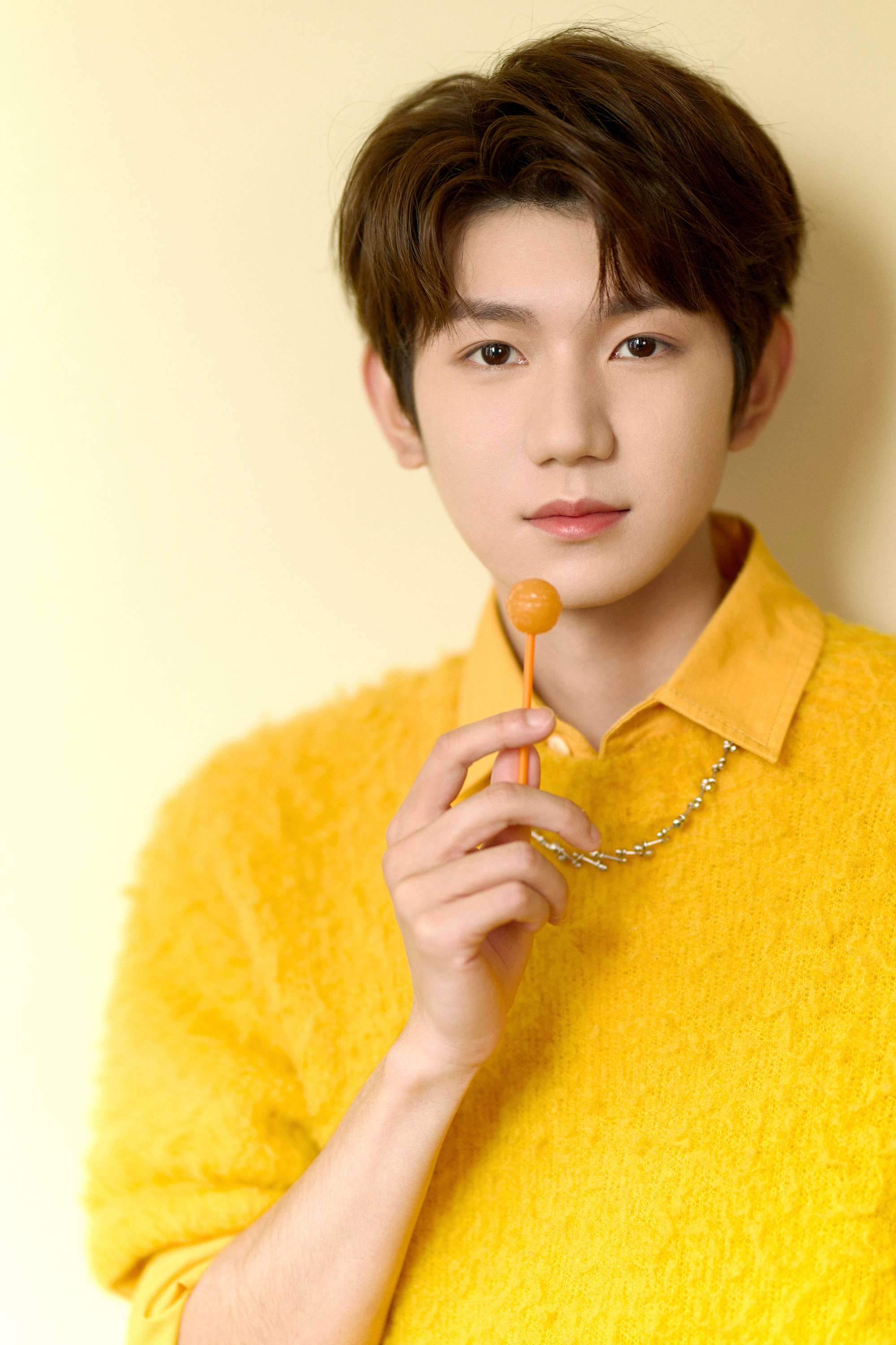 王源穿黄色真是可爱