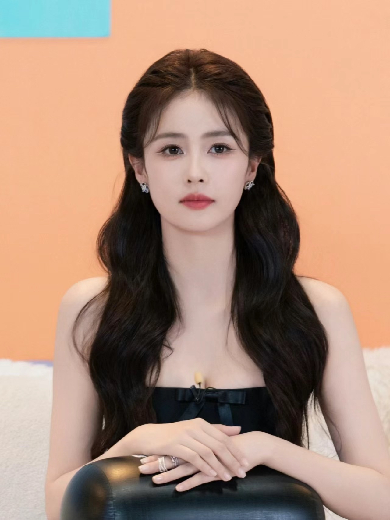 白鹿|今日直播造型图,黑色抹胸裙 公主头,高贵优雅