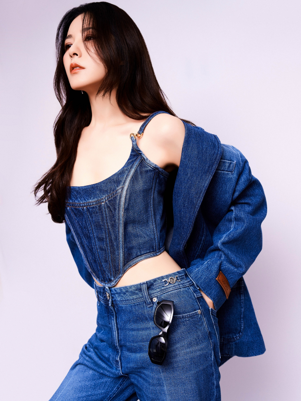 曾黎牛仔风情,套装上身演绎别样优雅韵味,尽显低调奢华感