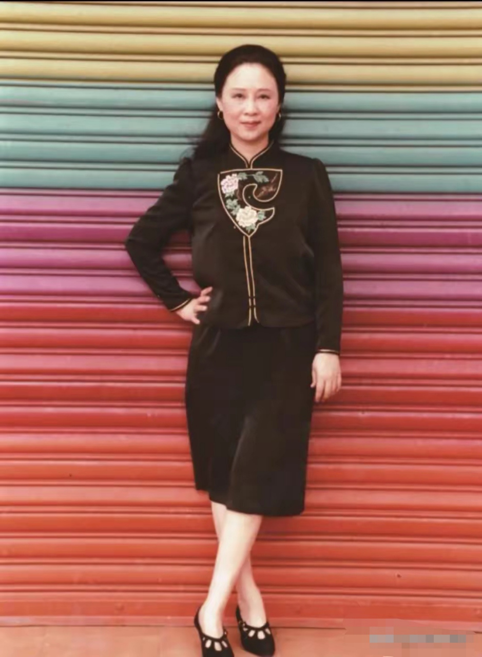台湾著名女作家琼瑶女士66岁时的一张照片.
