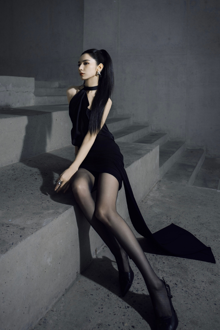 经典黑裙,曼妙美腿 —— 代斯写真组图,尽显非凡魅力