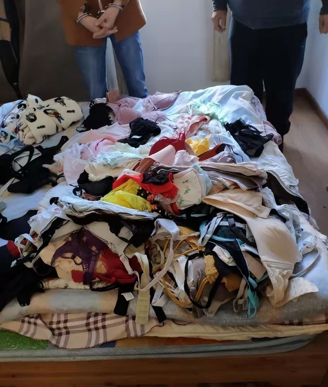 余女士下午走向阳台,准备收回那满架的衣物,迎接家的温馨与整洁.