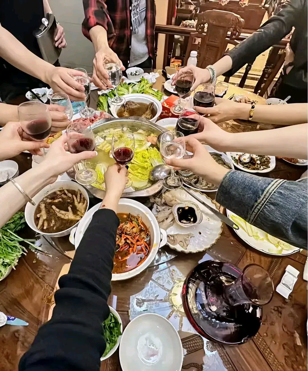 今天参加高中同学聚会,去了45个同学,挤吧挤吧坐了4桌.