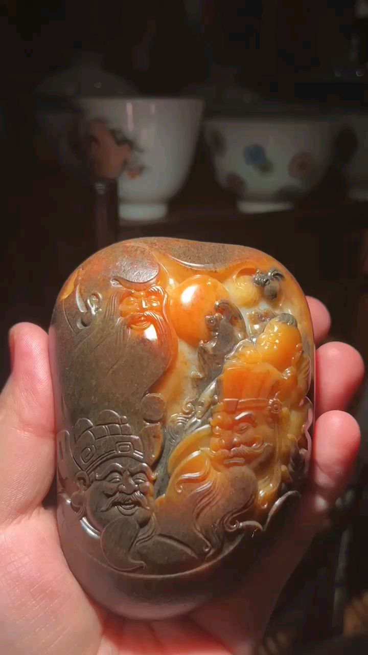 新疆和田玉籽料金包玉!这样的籽料金包玉原石大家感觉怎么样?