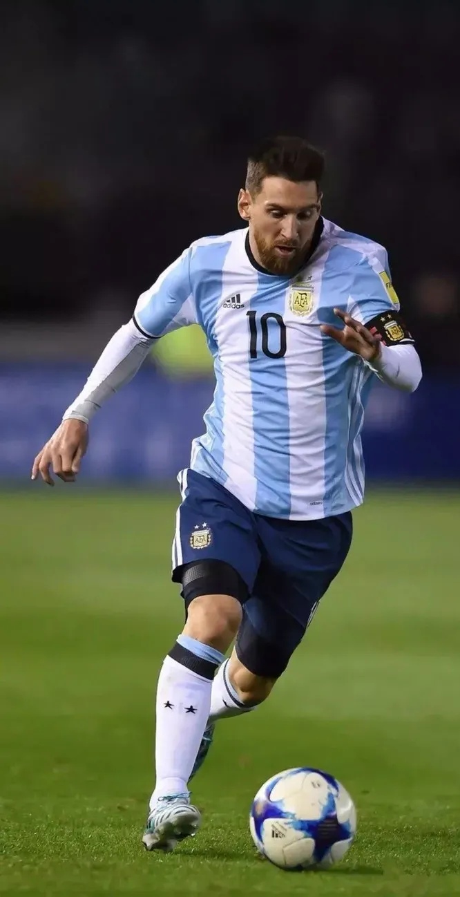 梅西参加7届美洲杯的成绩: 1,2007美洲杯:亚军      进2球 2,2011美洲