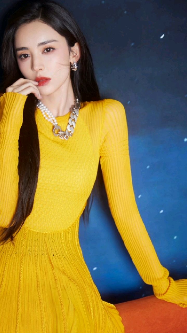 古力娜扎,黄色长袖针织连衣裙,紧身皮裤超显大长腿!