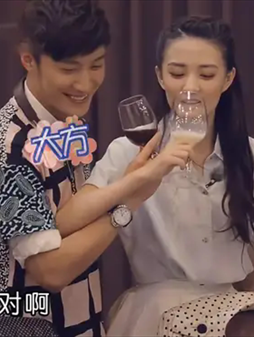 乔任梁带徐璐给亲戚敬酒,下秒两人喝交杯酒,太甜蜜丨我们相爱吧