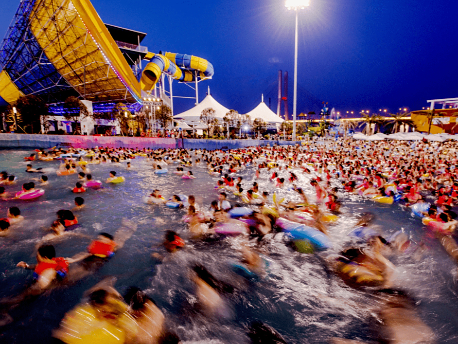 巴滨水世界:是西南首座滨江水乐园,集水上娱乐,休闲美食与一体