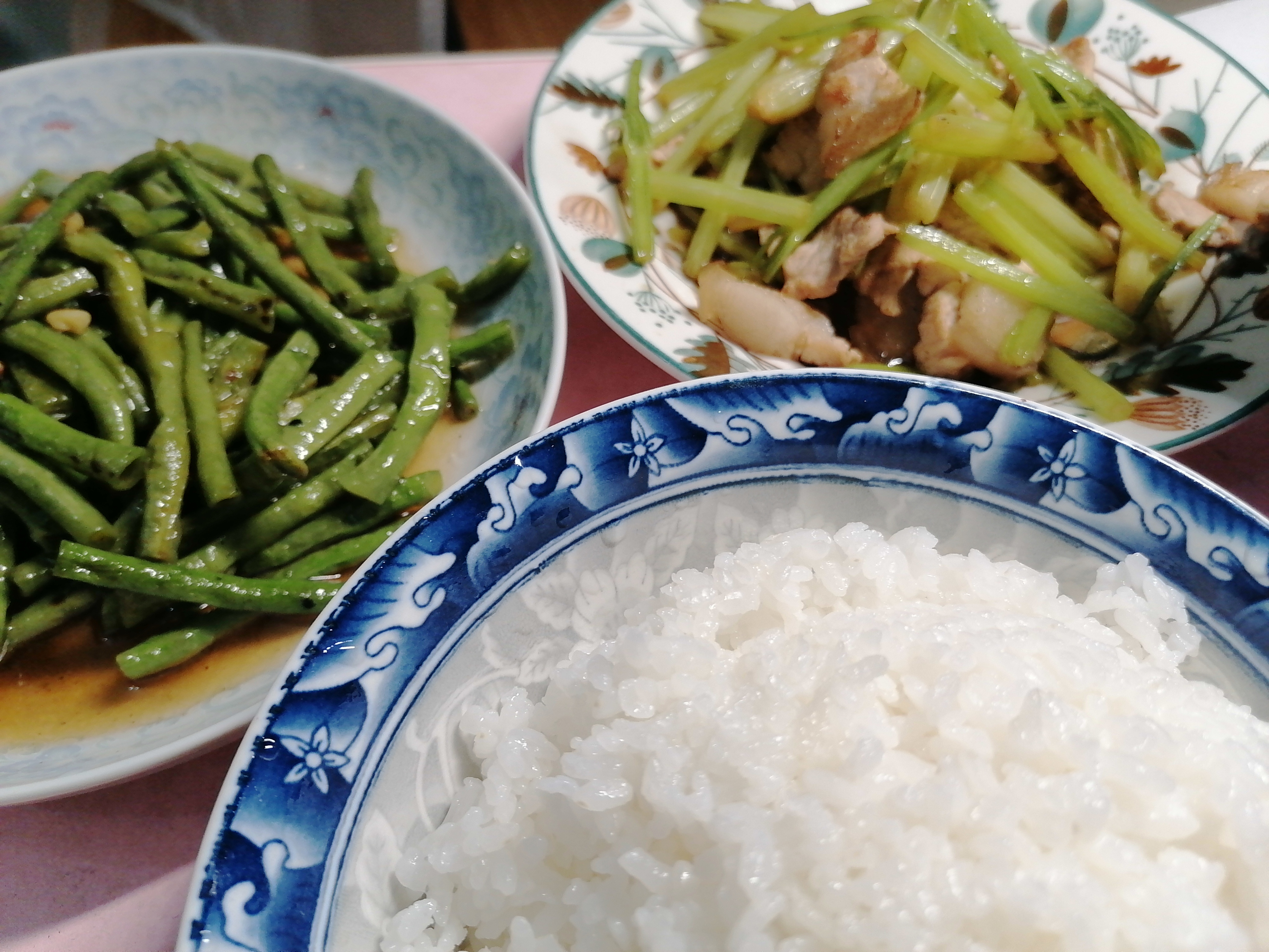 边做饭一边躁狂怎么办=一边做饭一边玩手机可以吗