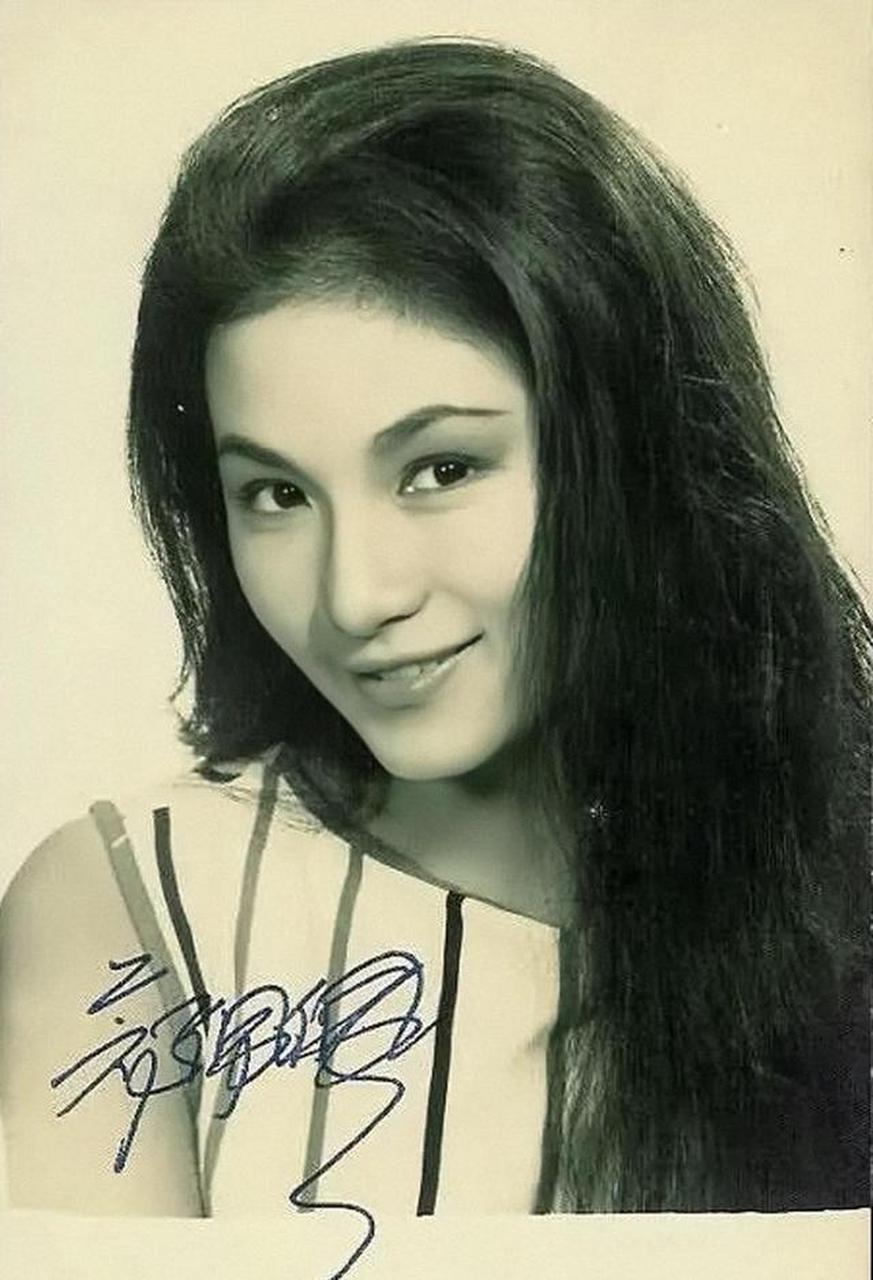 在90后眼中,她是真人秀《花儿与少年》中温暖睿智的"佩佩姐";对70