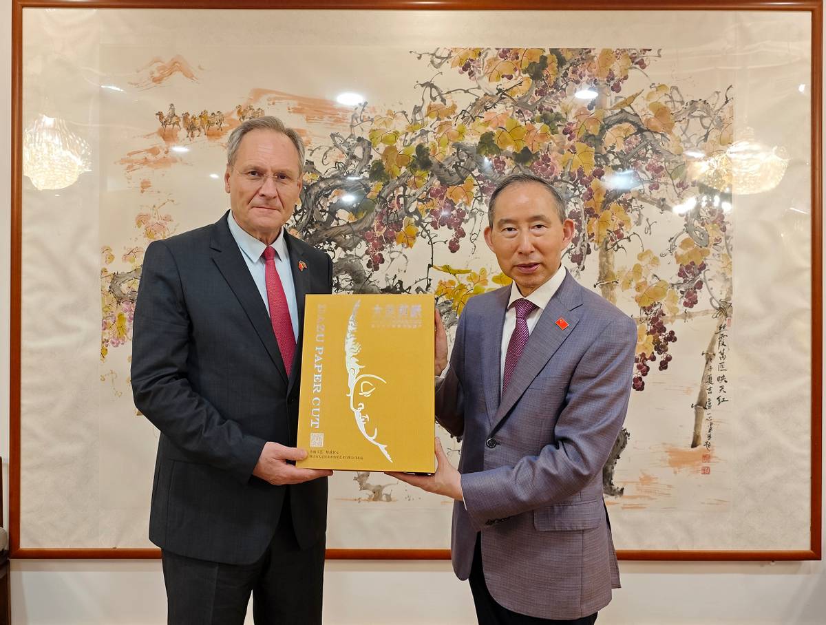 龙宇翔与摩尔多瓦驻华大使杜米特鲁·贝拉基什亲切会见