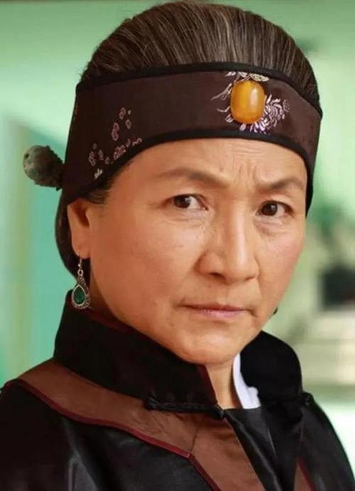 我了解郑佩佩是从她的综艺节目花儿与少年,她是那个很会为大家着系哪