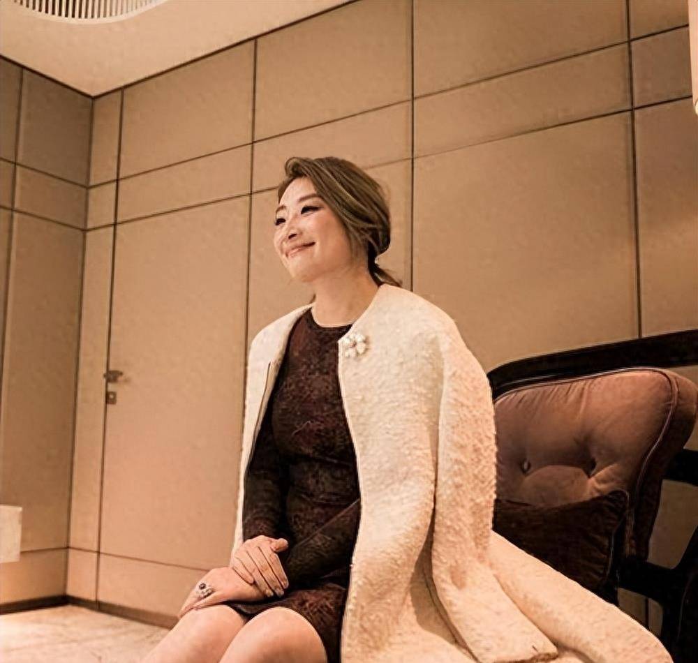 网友还未送宗馥莉登上首富宝座,她却已离职娃哈哈,真是世事无常