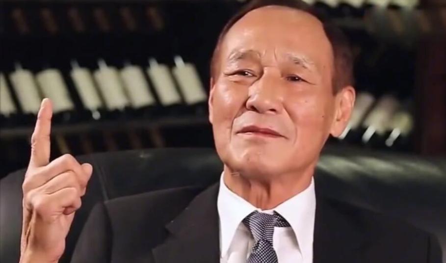 1984年,陈惠敏带着怀孕的妻子去参加宴会,碰见新义安的苏龙,苏龙一脚