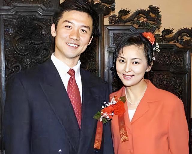 54岁的黄志忠成名后抛弃糟糠之妻,却因柯蓝的一句话至今未婚