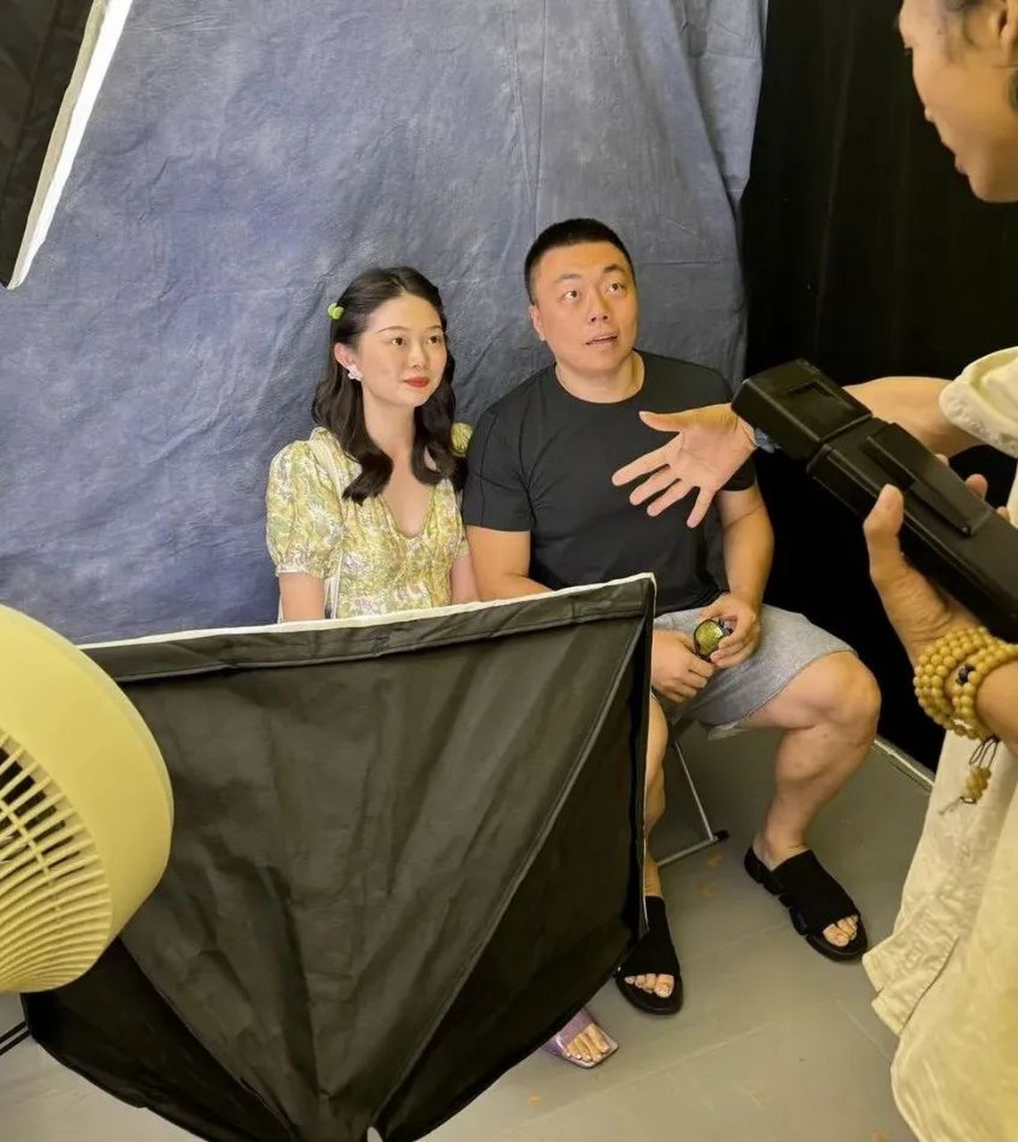 网红晚晚与富豪老公又翻车!穿二手衣服去路边摊拍照,真节约!