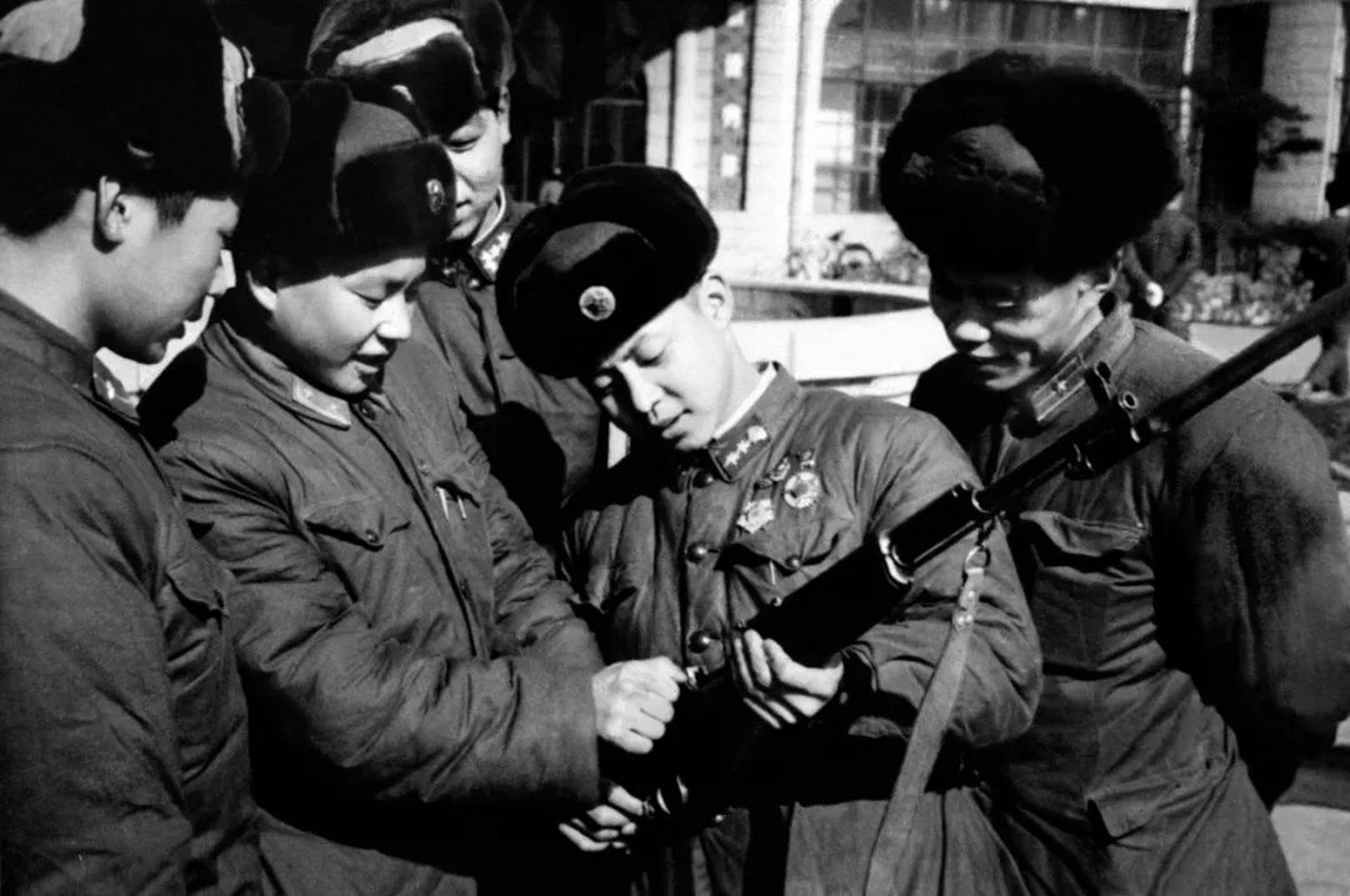 追寻先烈足迹辽宁在行动#  1960年,雷锋与"神枪手"雷凯交流射击经 ..