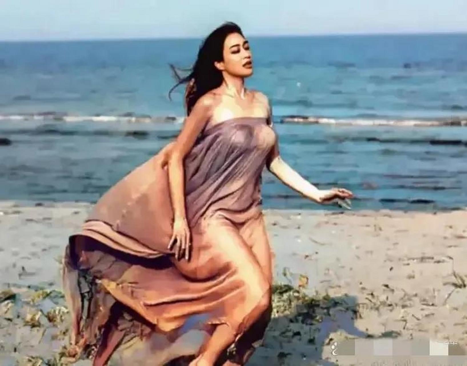 女神钟丽缇,九十年代在大海边的写真照,宛如一幅动人的图画,美不胜收.