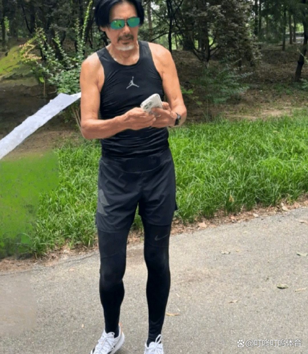 69岁周润发生图:胡子拉碴不敢认,背影如同30岁小青年