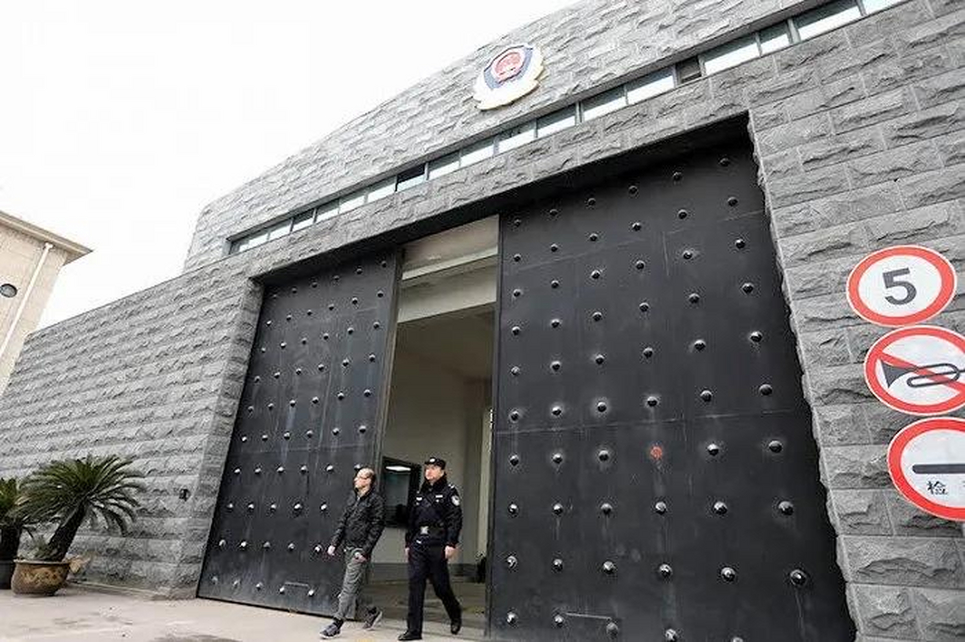 一百元一套,不要也不行,监狱提前扣过款了.