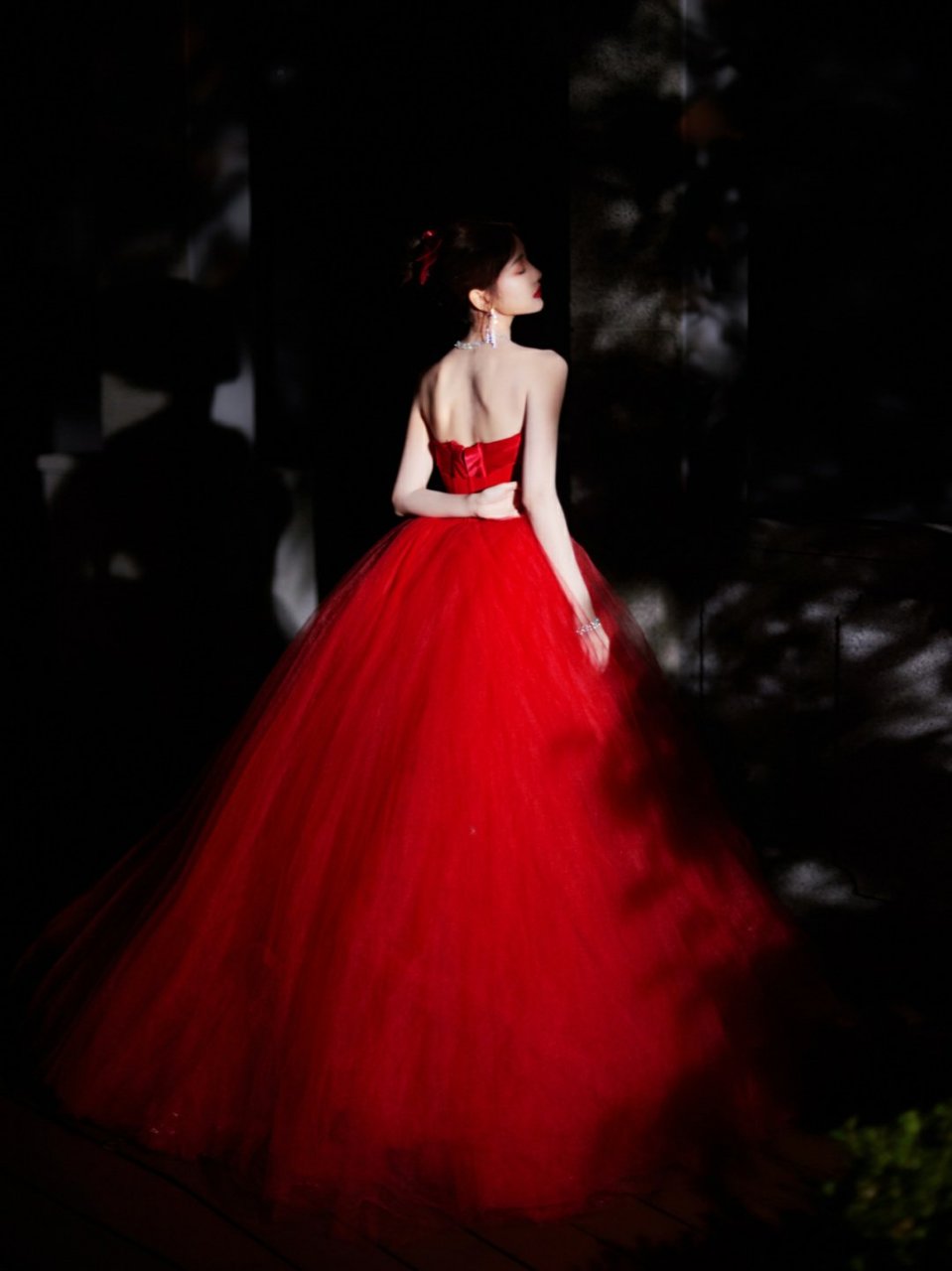 毛晓彤穿红色抹胸礼服裙,展露白皙的香肩