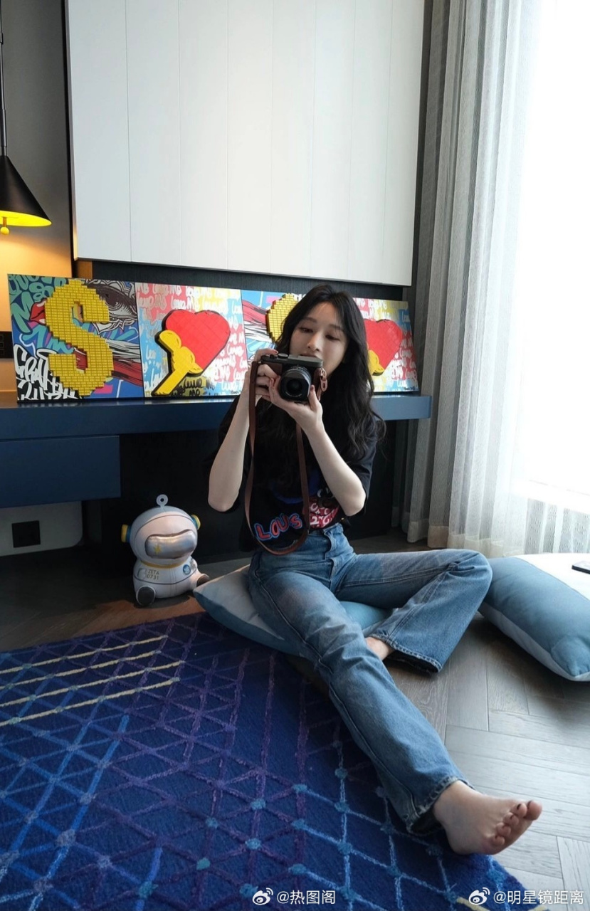 张俪的脚戒虽然看不清,但应该还在