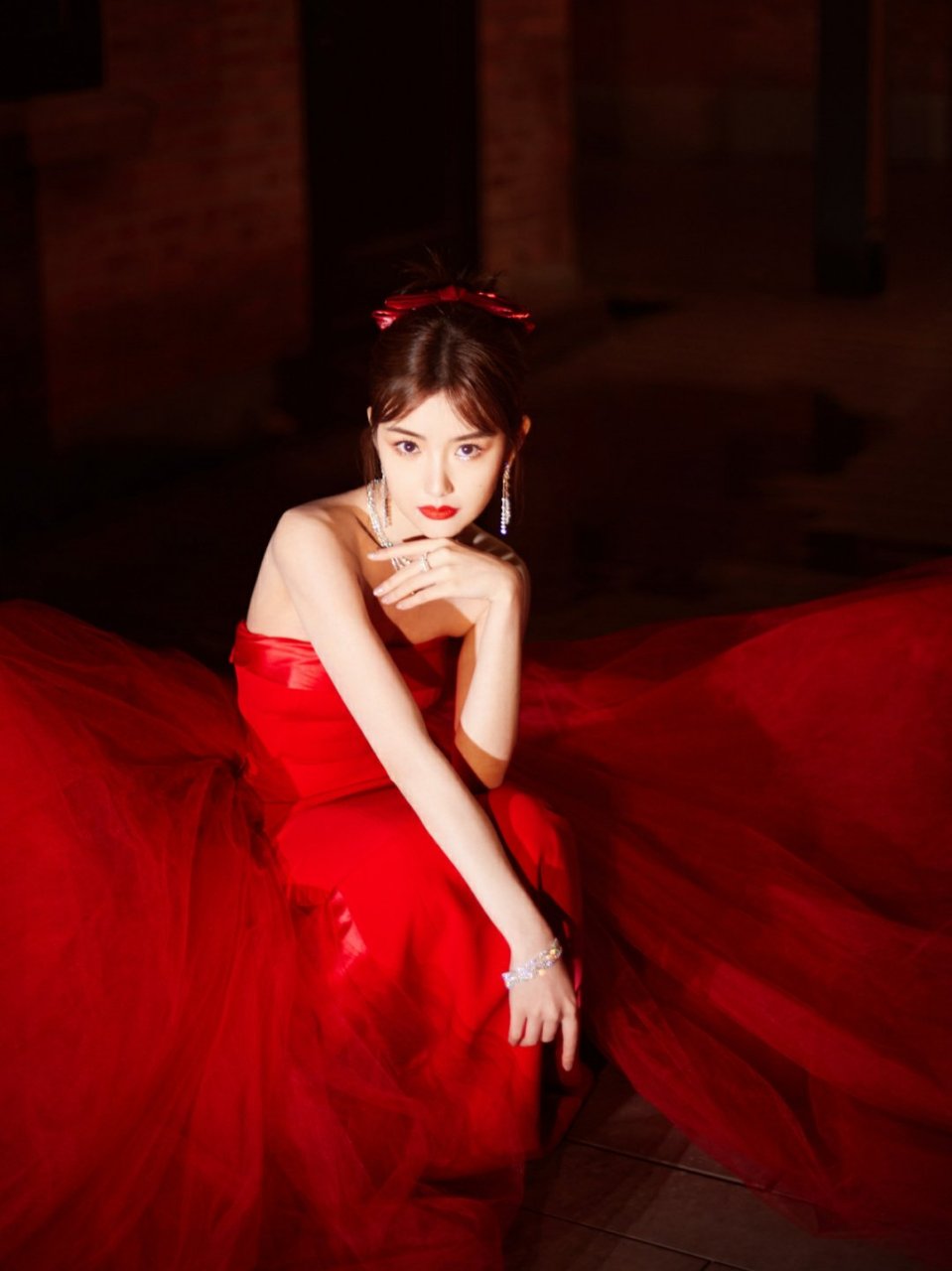 毛晓彤穿红色抹胸礼服裙,展露白皙的香肩