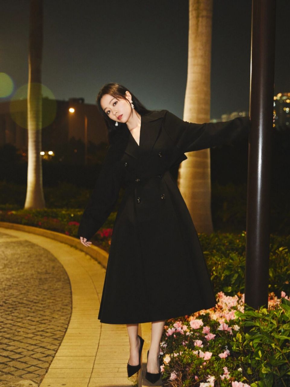 张靓颖拍写真穿搭,穿黑色西服领连衣裙,气场成熟有魅力