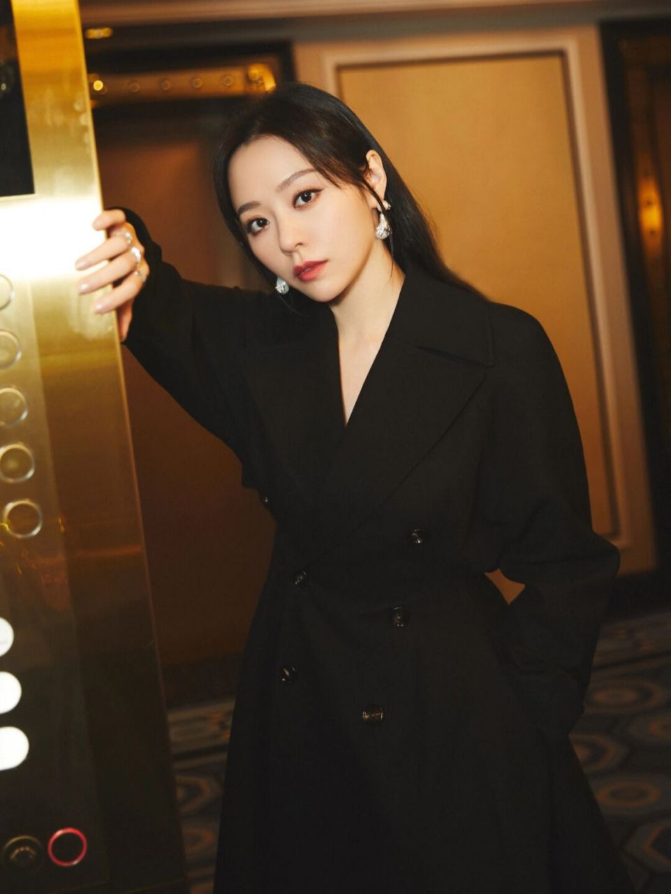 张靓颖拍写真穿搭,穿黑色西服领连衣裙,气场成熟有魅力