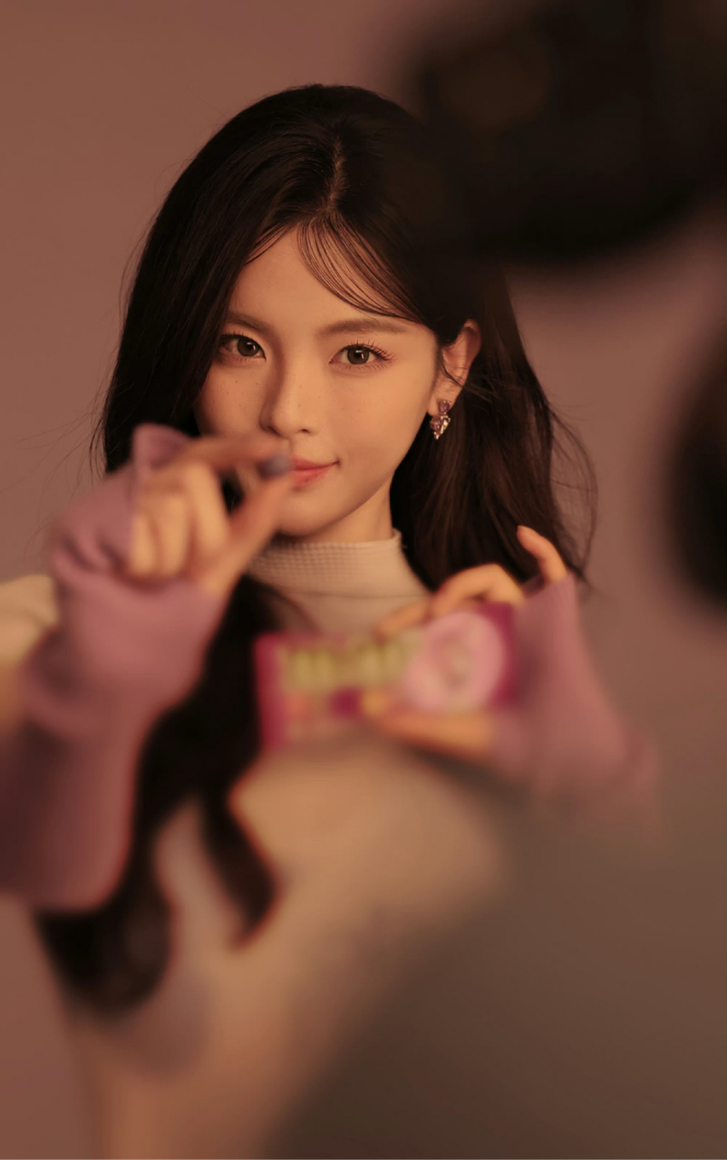 杨超越紫色t恤搭配白色裤子,大波浪卷发真的是太好看了吧