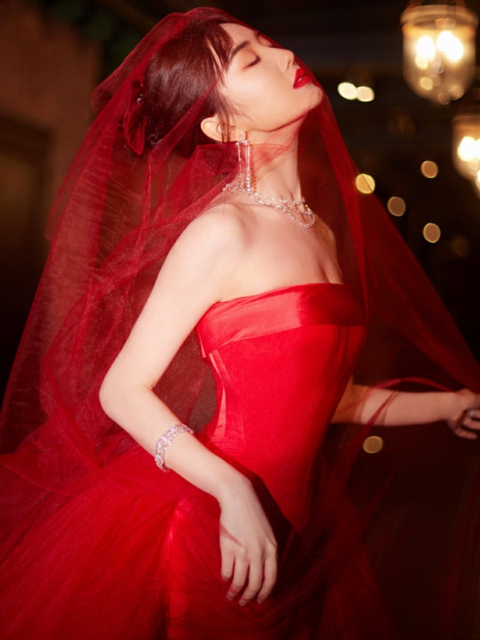 毛晓彤穿红色抹胸礼服裙,展露白皙的香肩