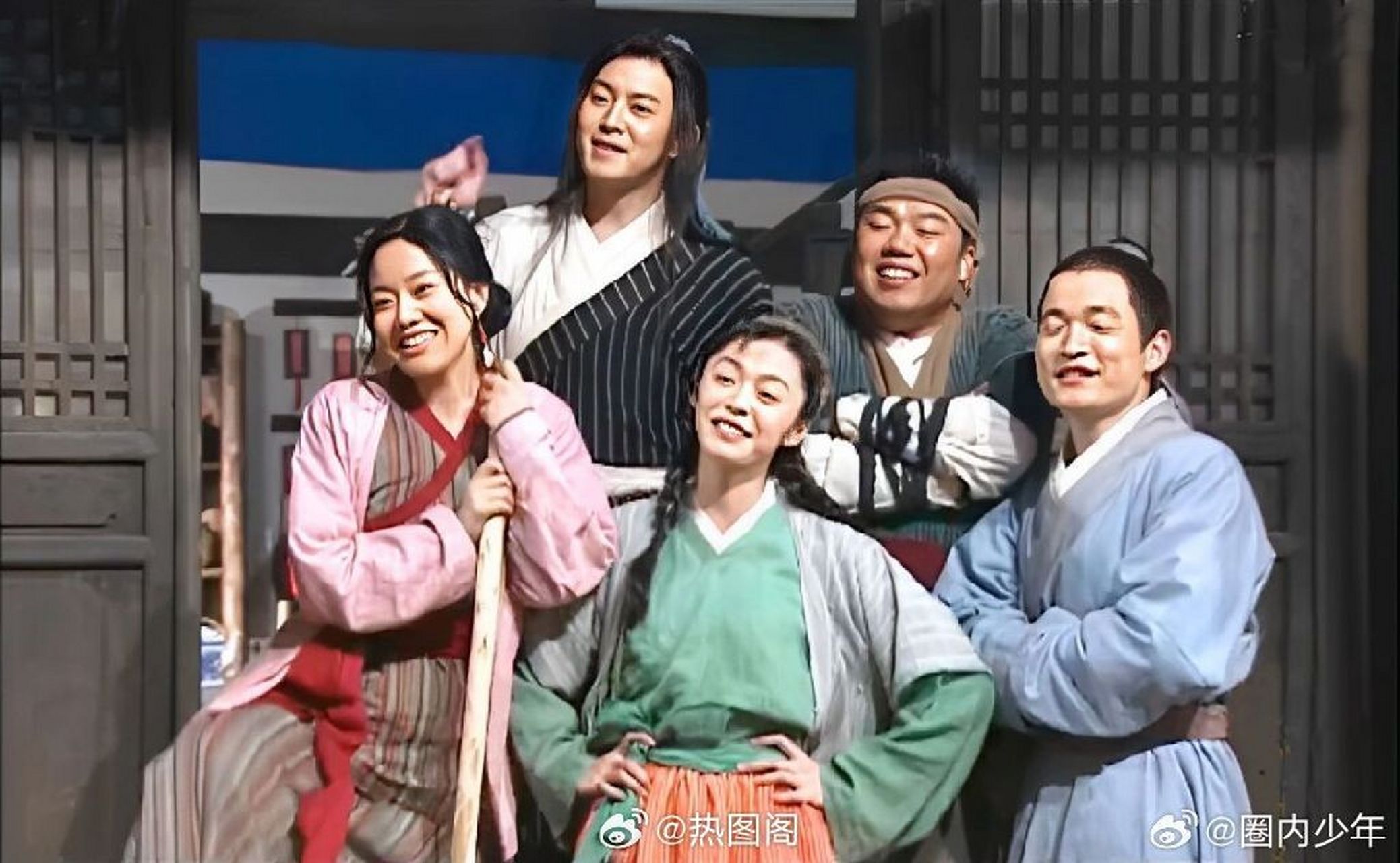 合照不知道摆什么pose,可以跟着武林外传学.