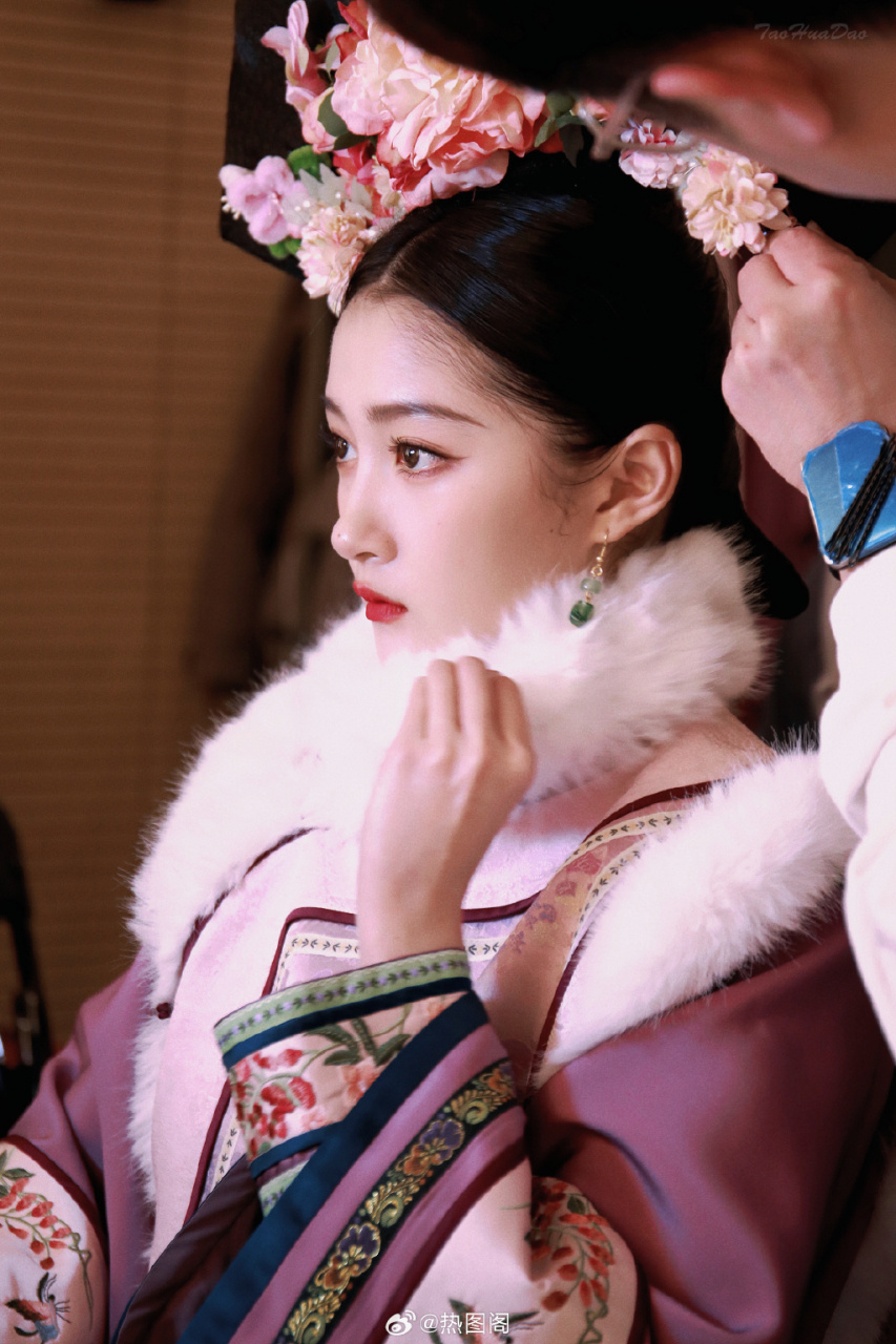 关晓彤清宫造型 这仪态气场给我惊艳到了